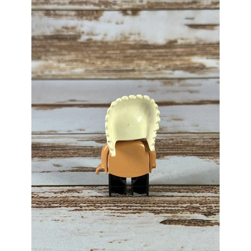 Vintage 1998 LEGO Duplo Native American Indian Chief Figure Feather Headdress - Picture 2 of 2